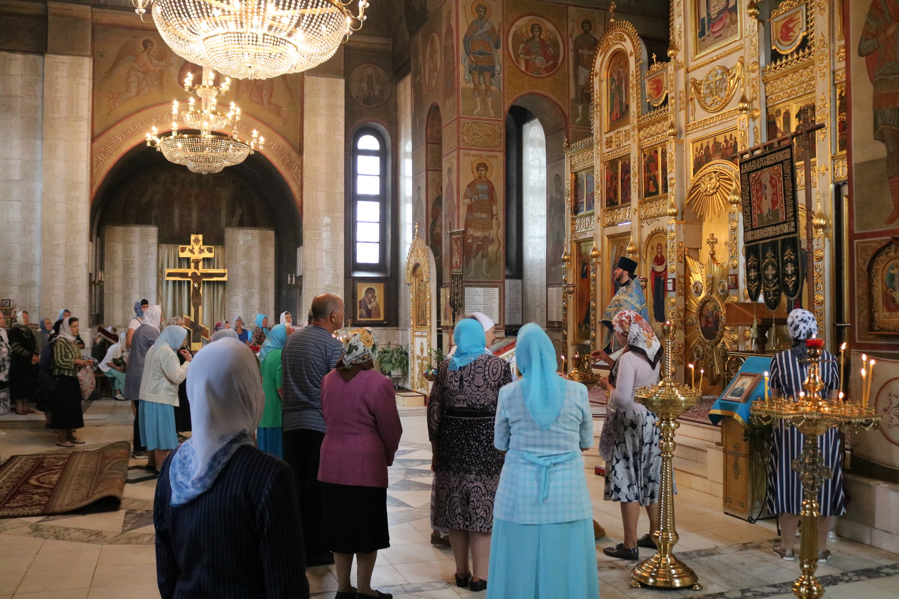 Архиерейское богослужение в день празднования Почаевской иконы Богородицы -  Губкинская епархия - официальный сайт